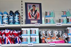 I souvenir di Londra 2012 già pronti sugli scaffali. Con una foto di Coe all'epoca dei suoi trionfi olimpici (foto del servizio: Reuters).