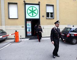 La perquisizione in via Bellerio, sede della Lega Nord. In copertina: Umberto Bossi e Francesco Belsito (foto Ansa).
