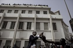 Youssou 'Ndour attorniato dai sostenitori durante un comizio (foto del servisio: Reuters).