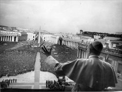 Eugenio Pacelli, papa Pio XII, benedice i 300 mila aclisti che affollano piazza San Pietro il 1° maggio 1955. Foto: archivio Acli.