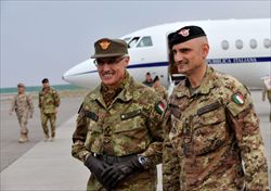 Il generale Biagio Abrate (primo a sinistra), capo di stato maggiore della Difesa , al suo arrivo a Herat, in Afghanistan, nell'aprile 2012. Foto di Nino Leto/Famiglia Cristiana.