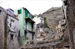 Giampilieri, frazione di Messina devastata da un’alluvione nel 2009 (foto Ansa. In copertina il ministro Corrado Clini, Ansa).