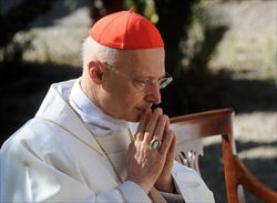 Il cardinale Angelo Bagnasco. In copertina: il Cardinale in visita ai cantieri della Fincantieri (foto del servizio: Ansa).