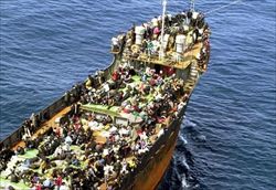 Una nave di immigrati al largo di Lampedusa.