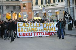 Uno striscione No Tav accusa Caselli di essere mafioso. (Ansa).
