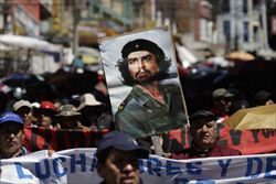 Scioperanti a La Paz con l'immagine di Che Guevara (Reuters).