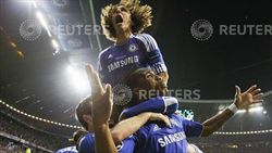 Drogba, decisivo nella finale di Champions, festeggia con i compagni del Chelsea (foto del servizio: Reuters).