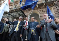 : Una delegazione di artigiani e piccoli imprenditori che, contro la crisi, consegnano simbolicamente le chiavi della loro azienda al prefetto di Torino (Ansa).