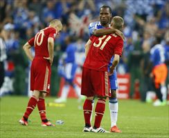 Drogba consola gli avversari del Bayern dopo la finale vinta dal Chelsea.