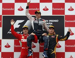 Maldonado festeggiato da Alonso e Raikkonen (foto del servizio: Reuters).