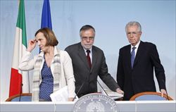Il premier Monti con i ministri Fornero e Riccardi (foto del servizio: Ansa).
