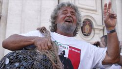 Beppe Grillo durante uno dei suoi comizi-show (foto Reuters).