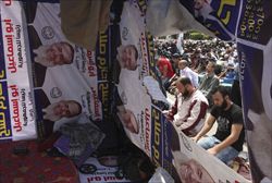 Abu Ismail e i suoi sostenitori salafiti (foto Reuters).