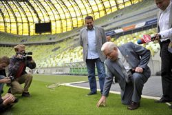 L'ex presidente della Polonia Lech Walesa controlla l'erba dello stadio di Gdansk, una delle città placche che ospiterà Euro 2012 (Reuters).