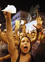 I manifestanti a Puerta del Sol, a Madrid (Reuters).