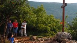 Pellegrini sulla collina delle apparizioni a Medjugorje (foto Ansa).