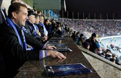 Il presidente russo Medvedev, tifoso dello Zenit, segue una partita allo stadio.