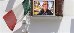 Un ritratto di Melissa Bassi accanto alla bandiera italiana (foto del servizio: Reuters).