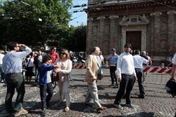 Gente in strada a Modena dopo le ultime scosse. (Ansa)