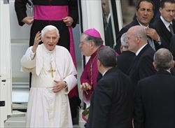 Papa Benedetto XVI accolto ad Arezzo da monsignor Riccardo Fontana (foto del servizio: Reuters).