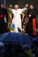 Benedetto XVI durante la visita ad Arezzo (foto del servizio: Reuters).