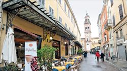 la centralissima via Cavour, nel borgo storico di Parma (foto e copertina Ferrari).