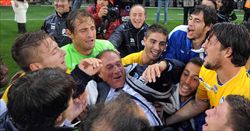 L'allenatore del Pescara Zeman con i suoi giocatori dopo la vittoria sulla Samdoria a Genova (Ansa).