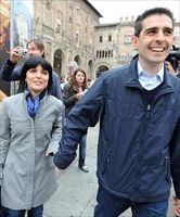 Il sindaco di Parma Pizzarotti con la moglie Cinzia (foto sopra e di copertina: Ansa)..