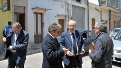 Franco Scoditti (al centro), sindaco di Mesagne (foto del servizio: Ansa).