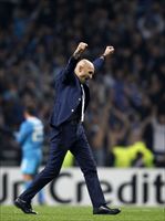 La gioia di Luciano Spalletti dopo aver vinto il secondo campionato consecutivo con lo Zenit.