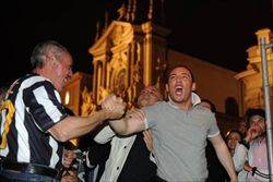 Tifosi juventini festeggiano lo scudetto in piazza San Carlo.