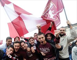 Tifosi del Torino Calcio festeggiano il ritorno della squadra in Serie A in piazza San Carlo (Ansa).