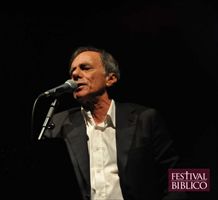 Il cantautore Roberto Vecchioni, che ha tenuto un grande concerto in Piazza dei Signori sabato 26 maggio.