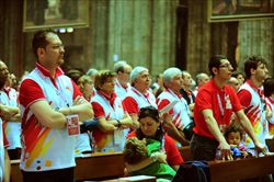 I volontari del VII Incontro mondiale delle famiglie ieri a Milano in Duomo durante la celebrazione eucaristica.