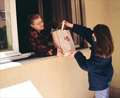 Il servizio d'aiuto a domicilio per anziani. Foto archivio Famiglia Cristiana.