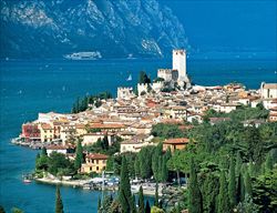Malcesine, con la Rocca Scaligera, sulla sponda orientale del Lago di Garda, in provincia di Verona. (foto Tips)