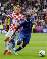 Un'azione di mario Balotelli durante Italia-Croazia agli Europei 2012 (Ansa).