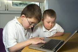 Bambini Down al computer (foto Corbis. L'immagine di copertina è Thinkstock).