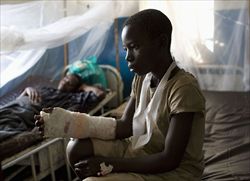 Una giovane donna ferita nel corso degli scontri all'ospedale di Rwanguba, nell'Est Congo (Foto: Reuters).