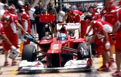 Il ferrarista Fernando Alonso dirante un pit-stop a Valencia, in Spagna (Ansa).