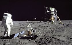 Il modulo dell'Apollo 11, il primo a sbarcare sulla Luna nel luglio 1969. L'equipaggio era composto da  Neil Armstrong, comandante e primo uomo a camminare sulla Luna; Michael Collins, pilota del modulo di comando e Buzz Aldrin, pilota del modulo lunare (Nasa).