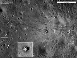 Una delle immagini riprese dalla sonda Lunar Reconnaissance Orbiter dei siti dove è scesa la missione Apollo 17, l'ultima, nel 1972, prima dell'abbandono delle spedizioni umane (Nasa).. 
