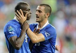 Balotelli e Bonucci dopo il secondo gol dell'Italia contro l'Irlanda di Trapattoni (Ansa).