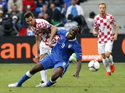 Mario Balotelli in azione contro la Croazia (foto Reuters).