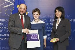 Il presidente dell'Europarlamento Schulz, Beatrice "Bebe" Vio e Roberta Angelilli, vicepresidente dell’Europarlamento. Foto di copertina: Reuters.