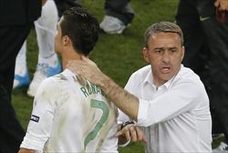 Paulo Bento, ct del Portogallo, consola Cristiano Ronaldo dopo l'eliminazione da Euro 2012 (foto e copertina Reuters).)