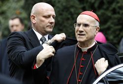 Il cardinale Bertone, segretario di Stato vaticano (questa foto e copertina: Reuters).