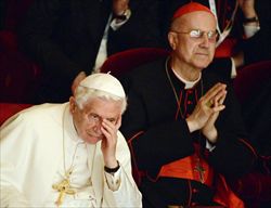 Papa benedetto XVI e il cardinale Tarcisio Bertone durante l'esecuzione della Sinfonia No. 9 di Beethoven al Teatro alla Scala di MIlano (Ansa).