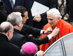 Paolo Gabriele, il maggiordomo di Benedetto XVI, arrestato con l'accusa di furto aggravato,sistema la mantella del Pontefice prima di un'udienza generale nell'aula Paolo VI (Ansa).