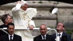 Il Papa e un piccolo incidente causato dal vento. In primo piano, a sinistra: Paolo Gabriele, il presunto "corvo" (foto Ansa).